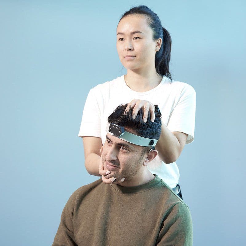 Kliniker udfører Functional Vision Head Impulse Test på en patient i RALP-planet.